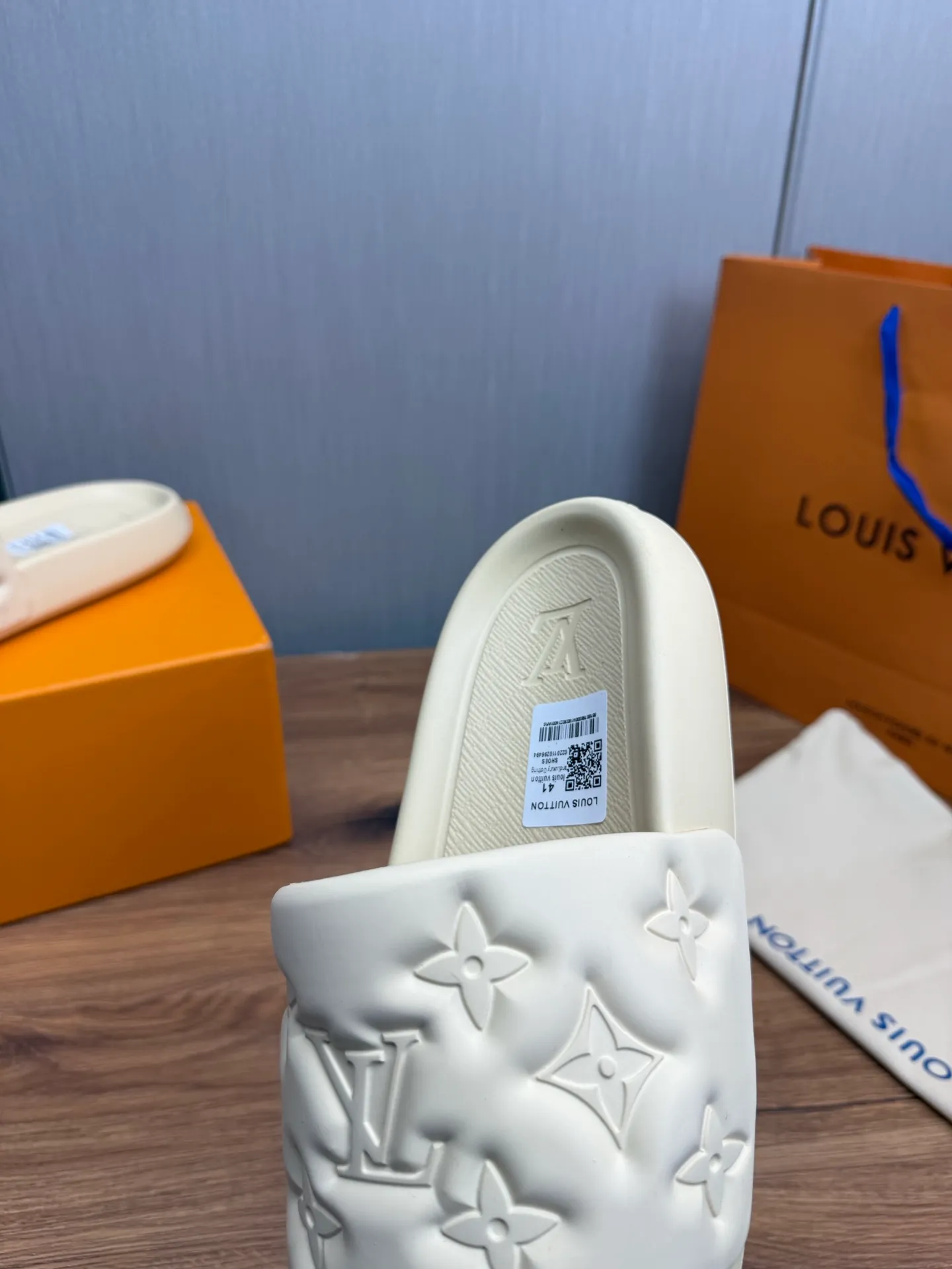 Men's shoes 💰260💰 ▪️LV's popular Little Red Book popular slippers hot sale: 1 shipment✅ Super textured and comfortable slippers, original TPU outsole. Authentic counter box drawer box packaging 🎁Size 38-45